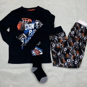 SLEEP ON IT Big Boys Sport Print 2 Piece Pajama Set with Cozy Socks Size S(6/7)